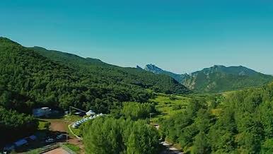 山谷中的小村子避暑胜地4K航拍视频的预览图